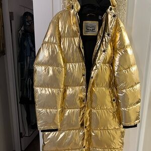 LEVI’S SHINY METALLIC GOLD PUFFER COAT…UNISEX. EXCELLENT LIKE NEW CONDITION. MED